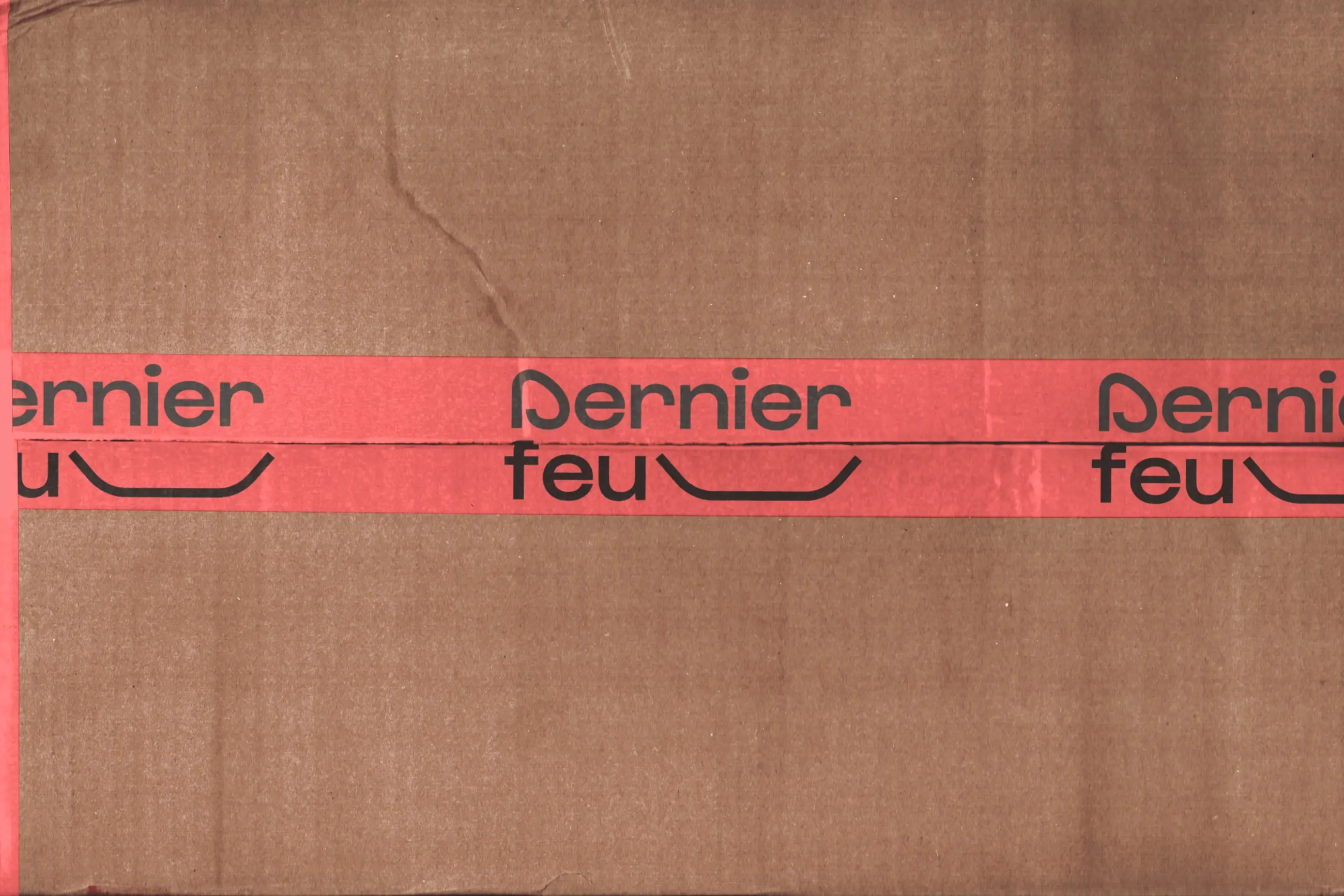 Le logotype imprimé sur la bande adhésive d'expédition