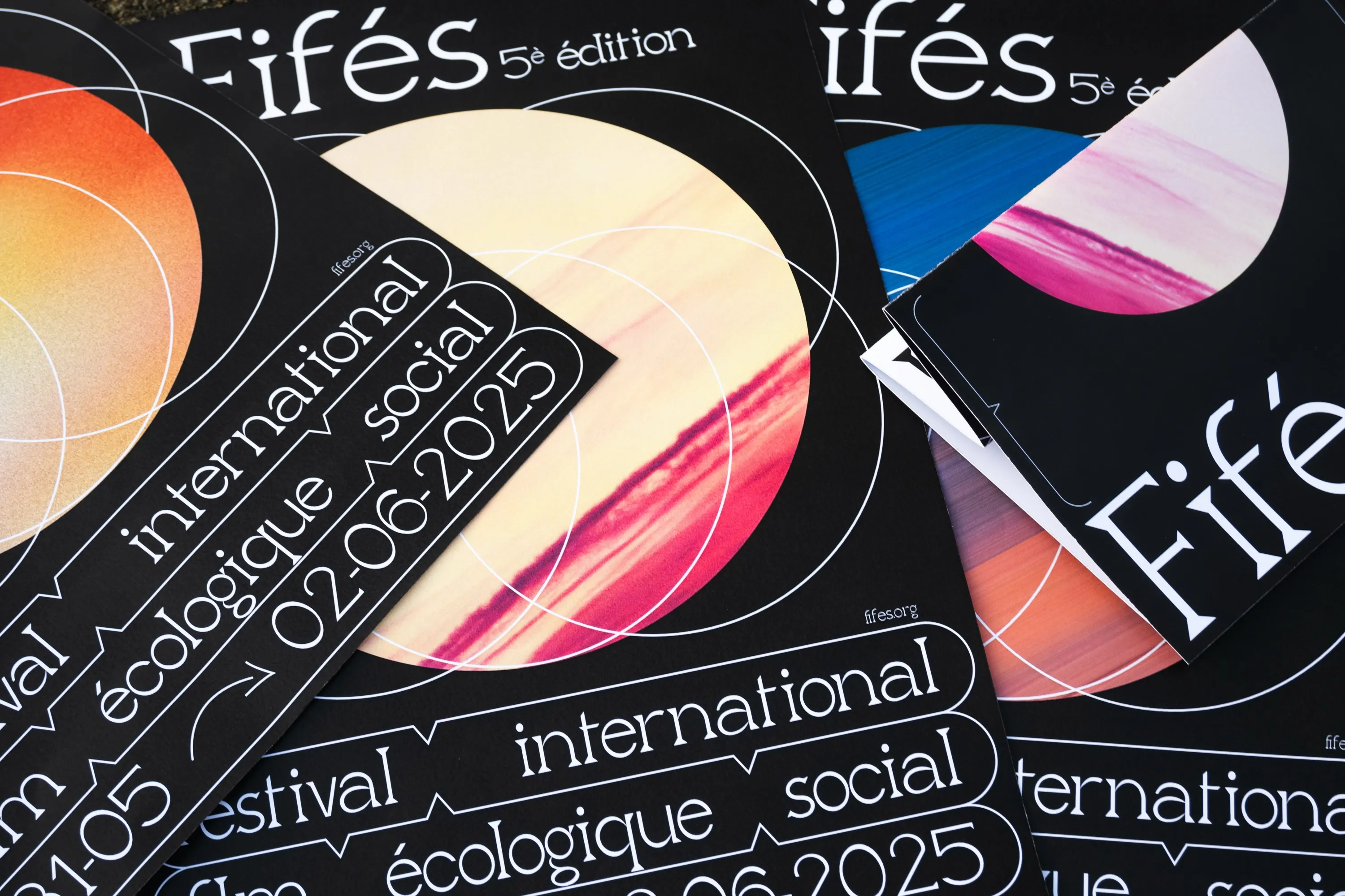 Une série d'affiches · la lumière change, la géométrie non