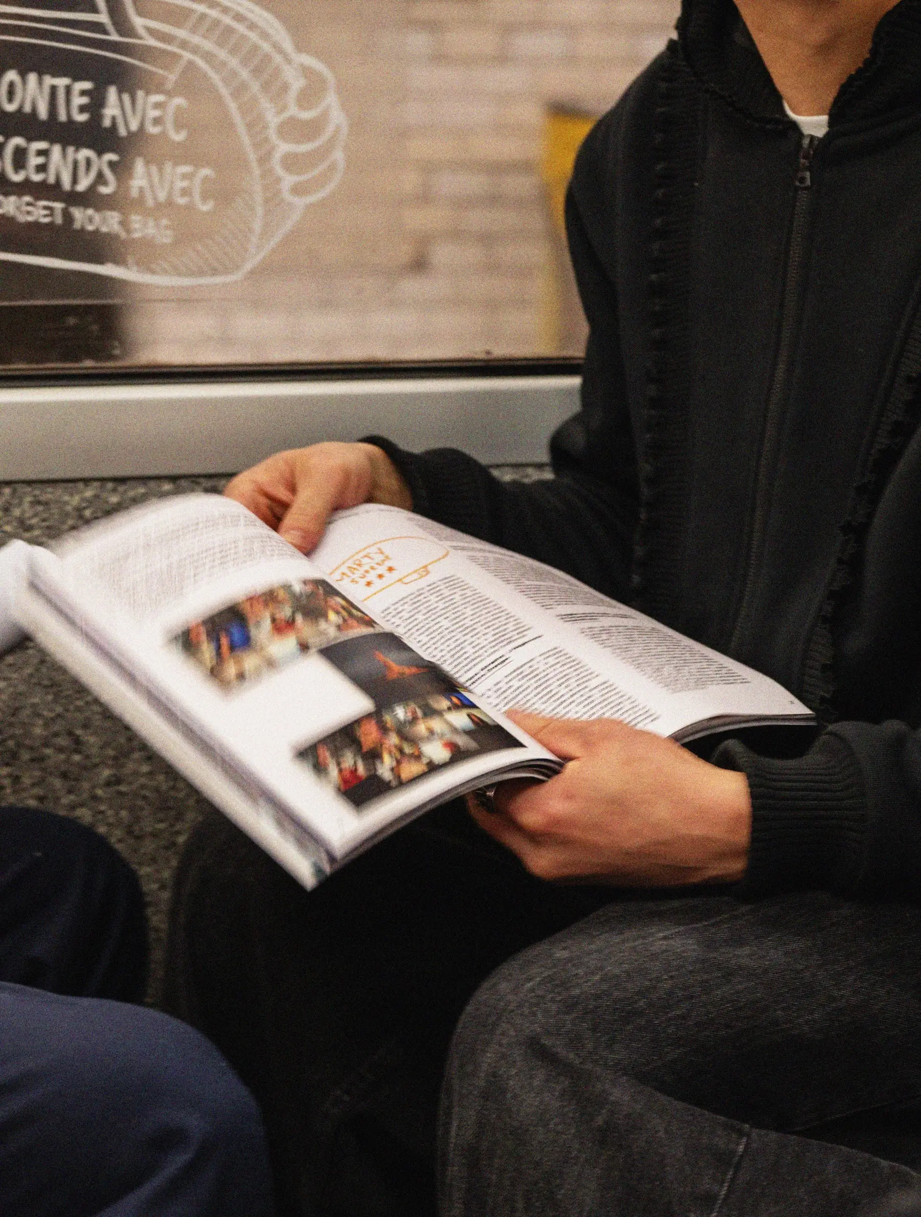 Sur la banquette, à hauteur de lecture