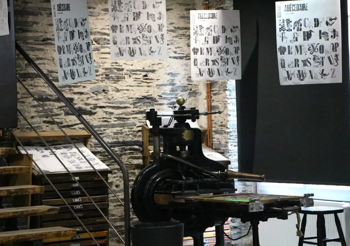 L’atelier de typographie : la presse, les casses, les tirages au mur