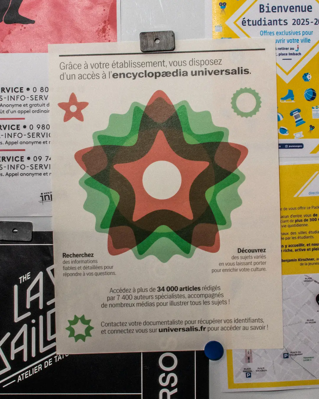 Sur un panneau d'affichage étudiant, parmi les autres